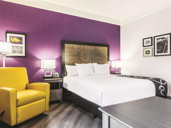 La Quinta Inn & Suites by Wyndham Shreveport Airport image 20