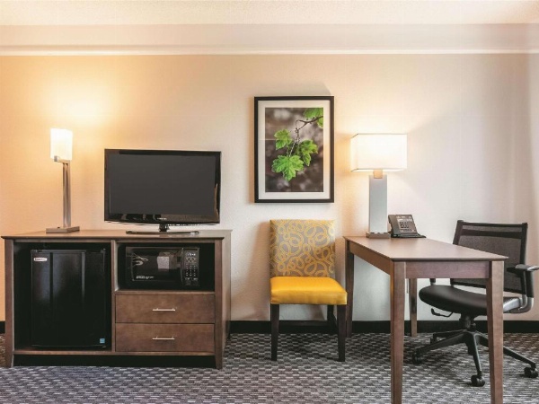 La Quinta Inn & Suites by Wyndham Shreveport Airport image 21