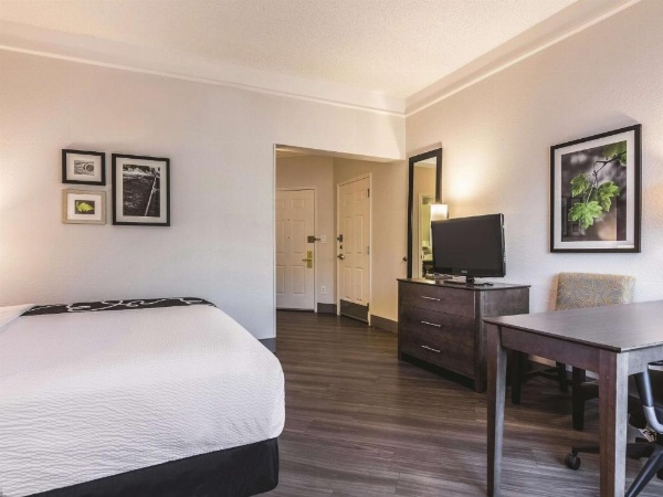 La Quinta Inn & Suites by Wyndham Shreveport Airport image 27