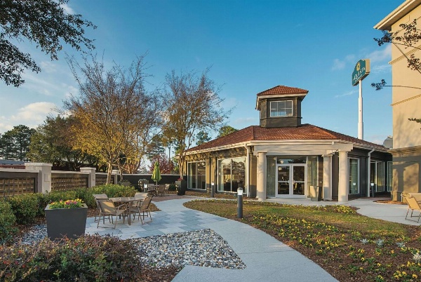 La Quinta Inn & Suites by Wyndham Shreveport Airport Main image