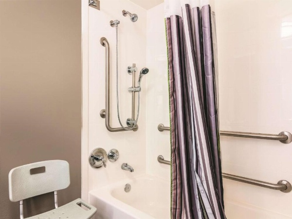 La Quinta Inn & Suites by Wyndham Shreveport Airport image 30